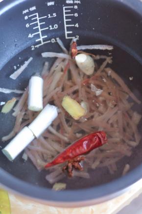 加入盐、葱、姜、蒜、干辣椒、八角、味极鲜、水。