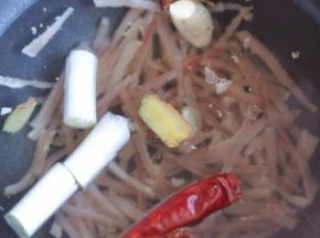 加入盐、葱、姜、蒜、干辣椒、八角、味极鲜、水。