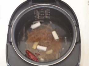 放入电饭煲中，选择煮饭键。