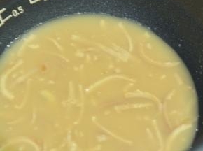 炖上1—2个小时左右，汤汁变少，液体浓稠。将香料捞出。