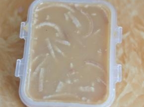 倒入保鲜盒中，放凉后冷藏一夜，第二天取出就会凝固了。