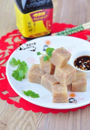 用味极鲜、蒜粒、醋调个汁，可以蘸着吃。