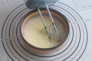 两个蛋液，一个全蛋加加一半的白糖打散大概3分钟