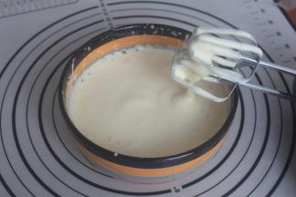 二次加入白糖打至打蛋器提起来，可以划出纹路不易消失就行了