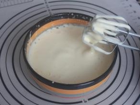 二次加入白糖打至打蛋器提起来，可以划出纹路不易消失就行了