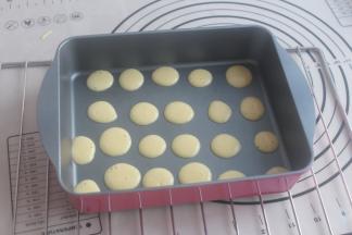 加入面粉和奶粉快速翻拌之后装进裱花袋挤在不粘烤盘里。中间要隔开一点距离。