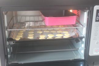 烤箱预热150°5分钟，上火，130°烤10分钟即可