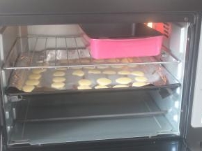 烤箱预热150°5分钟，上火，130°烤10分钟即可