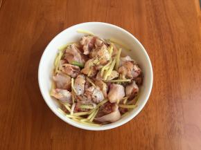 鸡翅根洗净砍成三段，加入姜丝，姜要多放些，没有加料酒，靠姜去腥，撒些黑胡椒碎，1克的盐，搅拌均匀