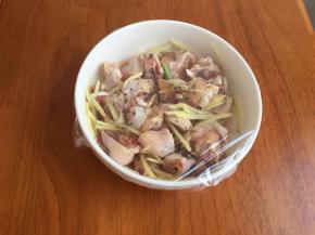 盖上保鲜膜，放冰箱腌制30分钟