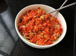 30分钟后拿出来涂上剁椒，涂散均匀，少倒一点生抽提鲜