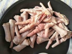 凤爪洗干净，对半切开