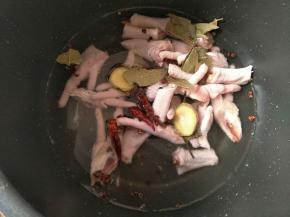 加入花椒，香叶，生姜，料酒，干辣椒，清水大火煮开