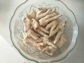 捞起来，清水洗2～3遍，洗干净后沥干水