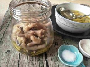 加入沥干水的凤爪