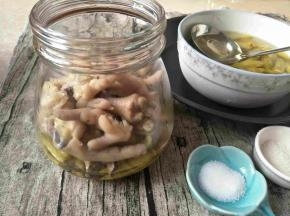 加入沥干水的凤爪