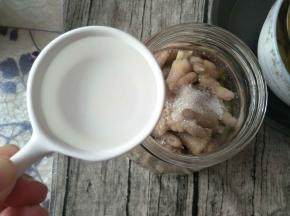 加入白醋，白糖，少量盐