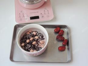 花生、黑米、糯米洗干净后加水浸泡两小时