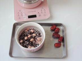 花生、黑米、糯米洗干净后加水浸泡两小时