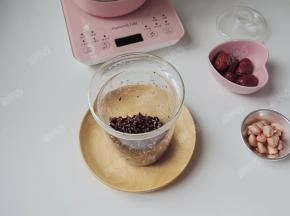 泡好的米放入养生壶的炖盅里