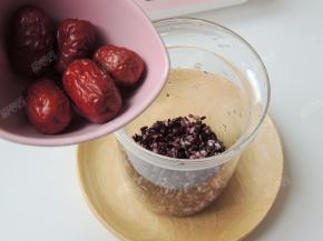 加入洗净的红枣