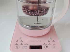 然后将小炖盅放入养生壶中，加盖