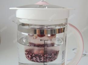 然后将小炖盅放入养生壶中，加盖