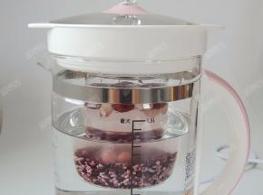 然后将小炖盅放入养生壶中，加盖