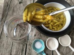 取1/3泡淑放瓶底