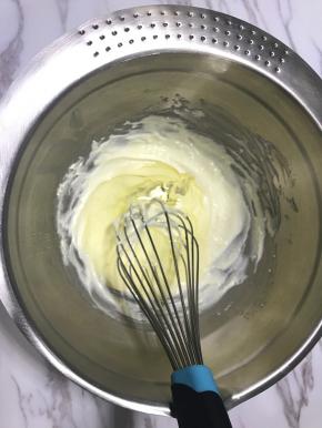 加入玉米油，搅拌均匀。