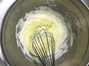 加入玉米油，搅拌均匀。