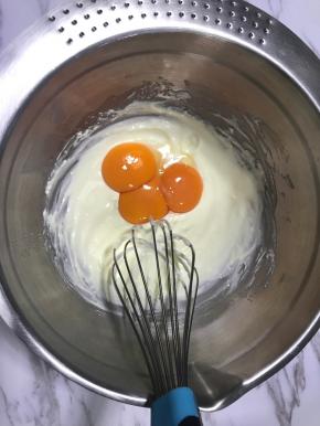 加入蛋黄，搅拌均匀。