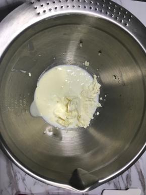 奶油奶酪加牛奶、淡奶油隔热水用手动打蛋器搅拌至无颗粒状。