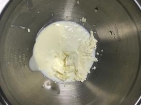 奶油奶酪加牛奶、淡奶油隔热水用手动打蛋器搅拌至无颗粒状。