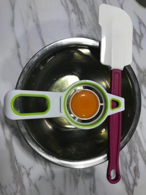 分离蛋黄与蛋白，确保蛋白盆无水无油，也不能粘到蛋黄。