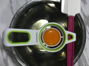 分离蛋黄与蛋白，确保蛋白盆无水无油，也不能粘到蛋黄。