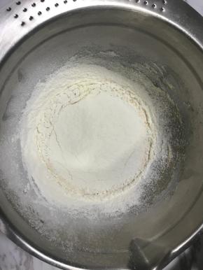 筛入低筋面粉和玉米淀粉，Z字型搅拌至无干粉的面糊。