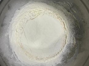 筛入低筋面粉和玉米淀粉，Z字型搅拌至无干粉的面糊。
