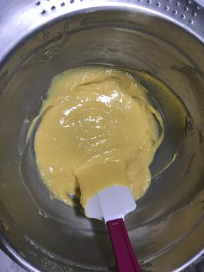 此时可以看到搅拌好的蛋黄糊比较细腻，将蛋黄盆放一旁备用。