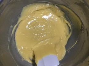 此时可以看到搅拌好的蛋黄糊比较细腻，将蛋黄盆放一旁备用。