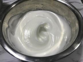 蛋白分3次加入细砂糖，用电动打蛋器打发到湿性偏干状。