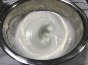 蛋白分3次加入细砂糖，用电动打蛋器打发到湿性偏干状。