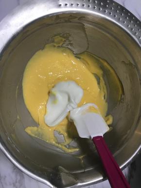 取1/3蛋白到蛋黄糊中，切拌均匀。