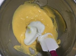 取1/3蛋白到蛋黄糊中，切拌均匀。