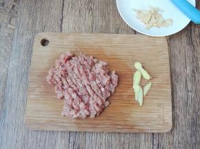 瘦肉剁成碎末，生姜切片