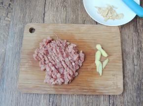 瘦肉剁成碎末，生姜切片