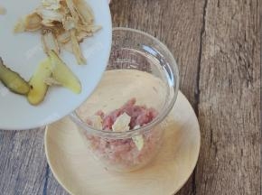 往炖盅内加入花旗参片和姜片