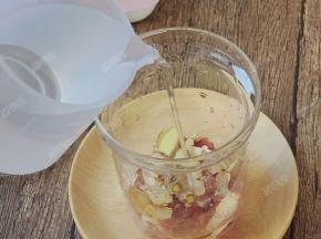 往炖盅内加入纯净水