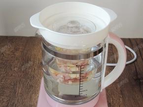 将炖盅放进去，盖好盖子