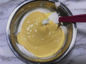 将拌好的蛋黄糊全部倒入蛋白糊中，翻拌均匀。